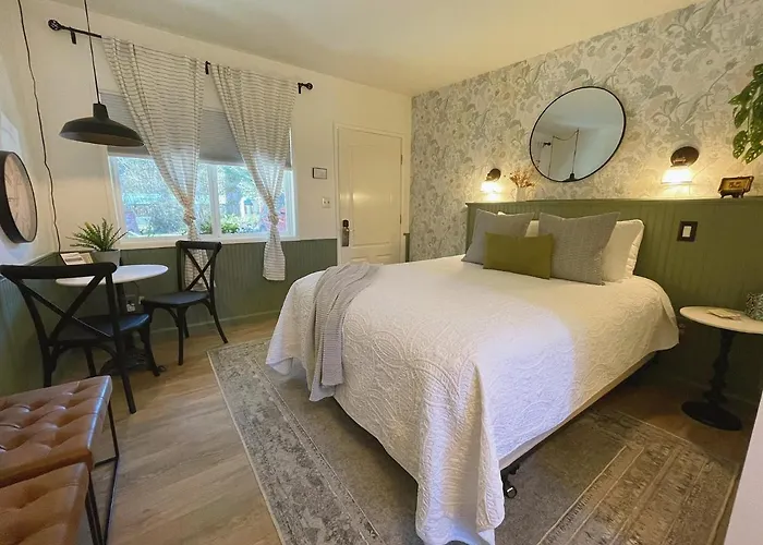 Emerald Valley Inn